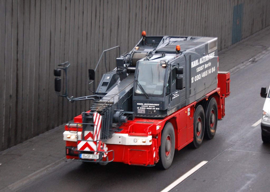 TEREX DEMAG AC 40 CITY Fahrzeugkran der Fa. KARL ALTENDORFF aus Berlin, 13.01.11 Berliner Stadtautobahn H�he Berlin-Knobelsdorffstr.