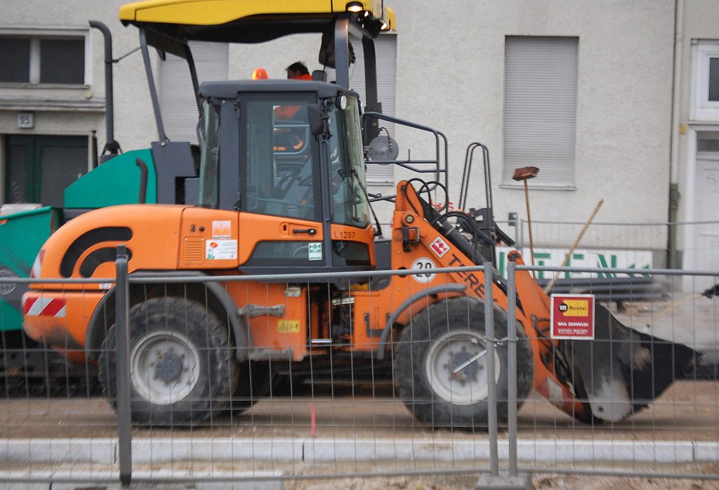 TEREX Typ? Radlader der Baufirma MATTH�I auf der neuen Spandauer Damm Br�cke in Berlin, 21.01.11