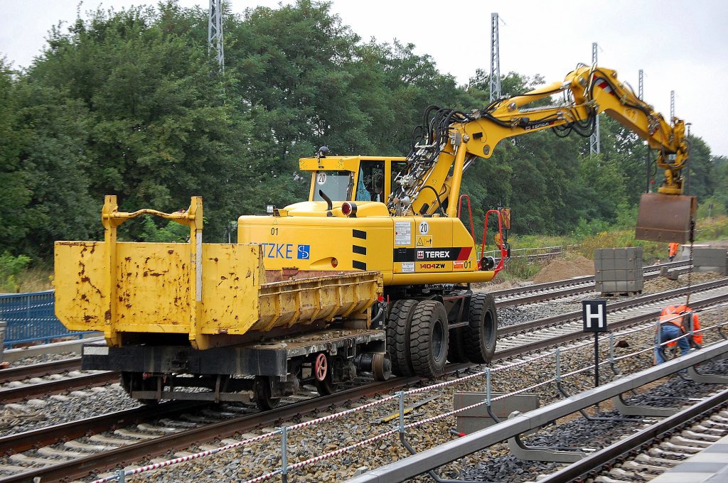 TEREX Zweiwegebagger 1404ZW der Gleisbaufirma Spitzke Logistik mit Gleisbauh�nger mit einem Muldencontainer darauf bei den Gleisbauarbeiten Berlin Adlershof, 18.08.10