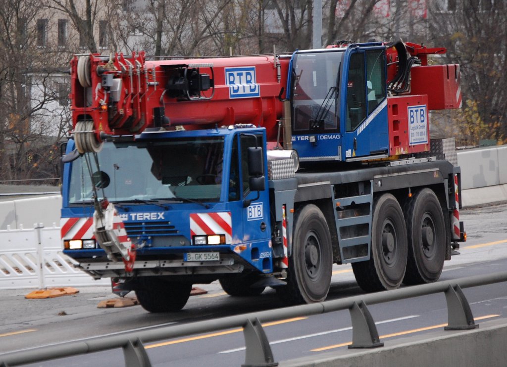 TEREX/DEMAG AC 50-1 Fahrzeugkran der Berliner Fa. BTB am 18.11.08 Autobahnabschnitt Berlin H�he Spandauer Damm. 