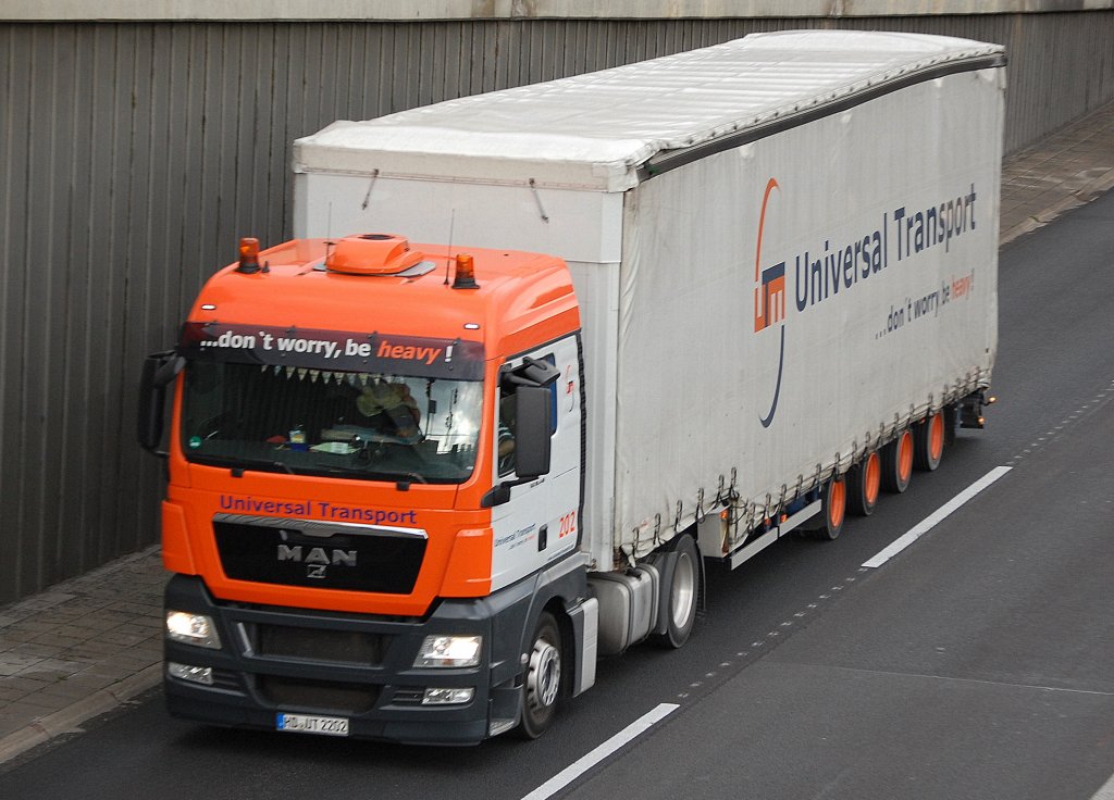 TGS MAN Zugmaschine mit gewaltigem Auflieger der Sped. Universal Transport, 21.09.10 Berliner Stadtautobahn H�he Knobelsdorffstr.