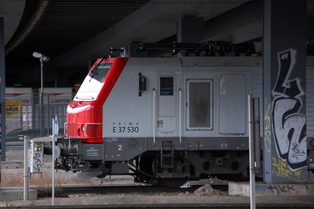 Tja mehr ist im Moment nicht drin, die akiem Prima E 37 530 (9187 0037530-9 F-VC) an CTL vermietet unter der Putlitzbr�cke am Berliner Westhafen am 06.01.12