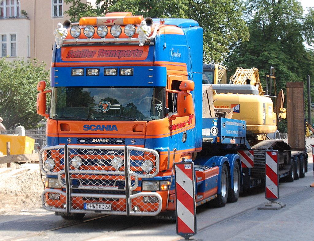 Tolle SCANIA SUPER R480 oder R500? Zugmaschine der Fa. SCHILLER TRANSPORTE mit Tiefladeauflieger mit einem KOMATSU PC210LS von HKL beim Abtransport am 19.07.10 Berliner Str. Berlin-Pankow. 