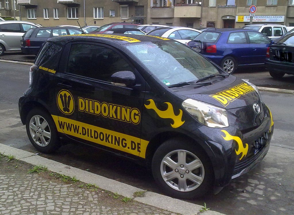 Toyota iQ als Werbetr�ger f�r Freudenspender, lustige Idee, 27.04.13 Berlin-Pankow.