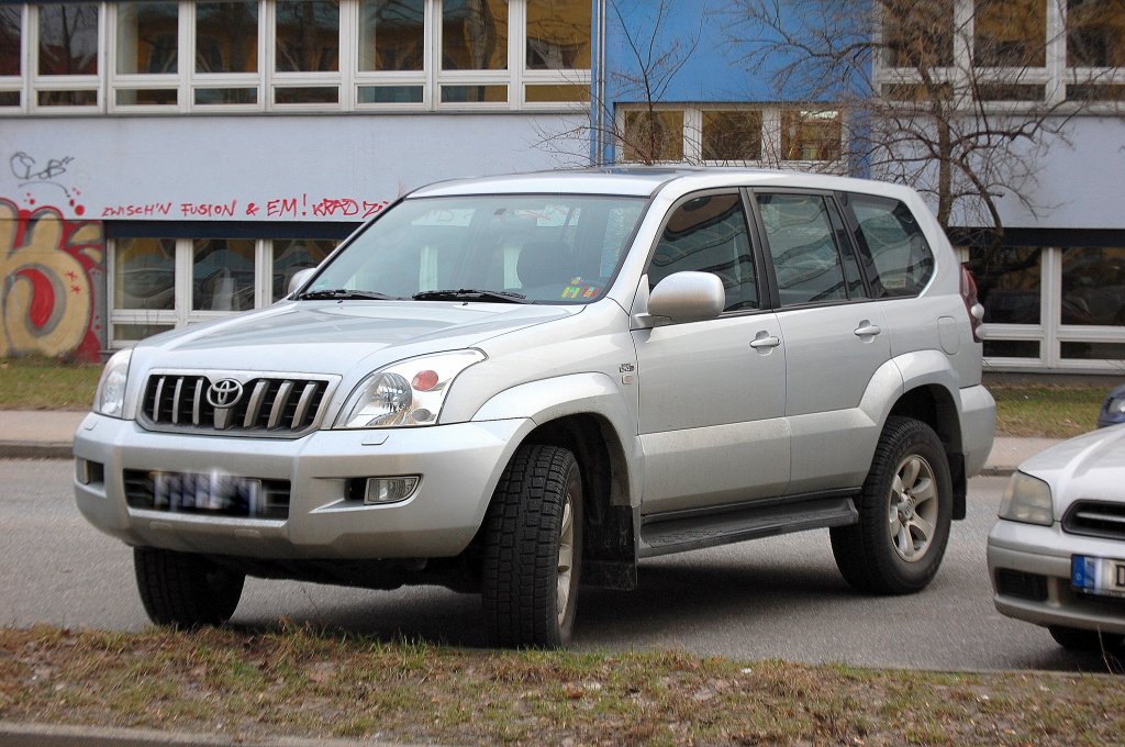 Toyota Land Cruiser ( Typ J12 zwischen 2002-2009 gebaut), 15.02.11 Berlin-Pankow.