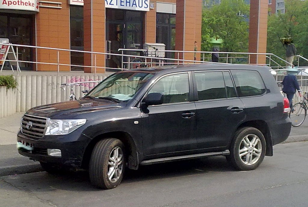 Toyota Land Cruiser V8, seit 2008 auf dem Markt, 28.04.11 Berlin-Pankow.