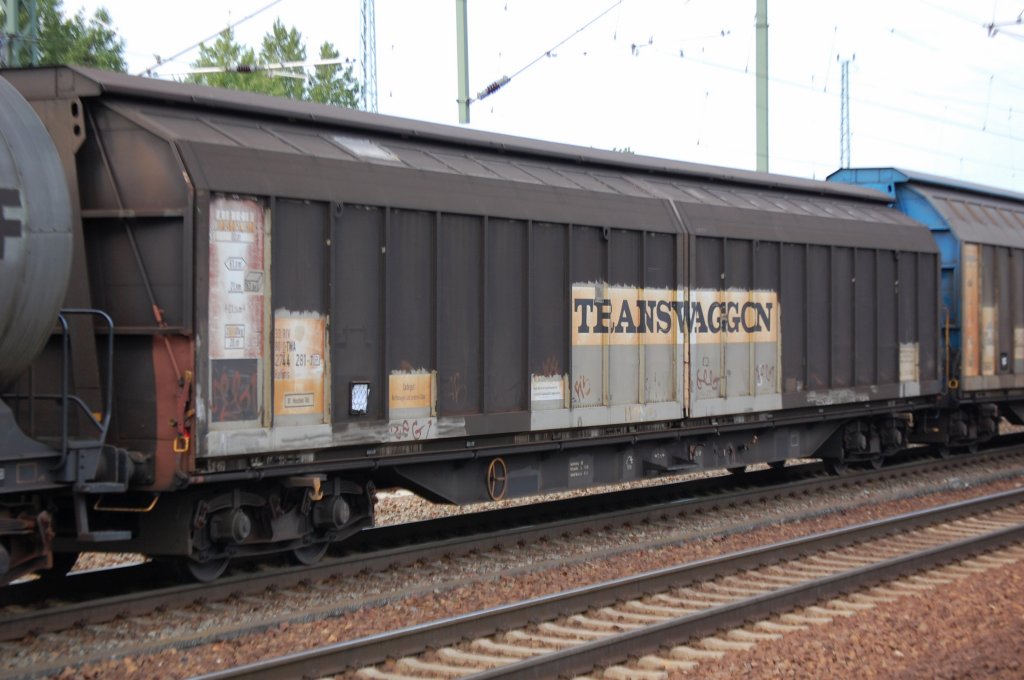 TRANSWAGGON Schiebewandwagen eingestellt in Deutschland mit der Nr. 33 RIV 80 D-TWA 2744 281-7(P) Habiins 3 Bf. Maschen Rbf. Ladegut: Kartonagen und andere G�ter, 12.08.11 Bhf. Flughafen Berlin-Sch�nefeld.
