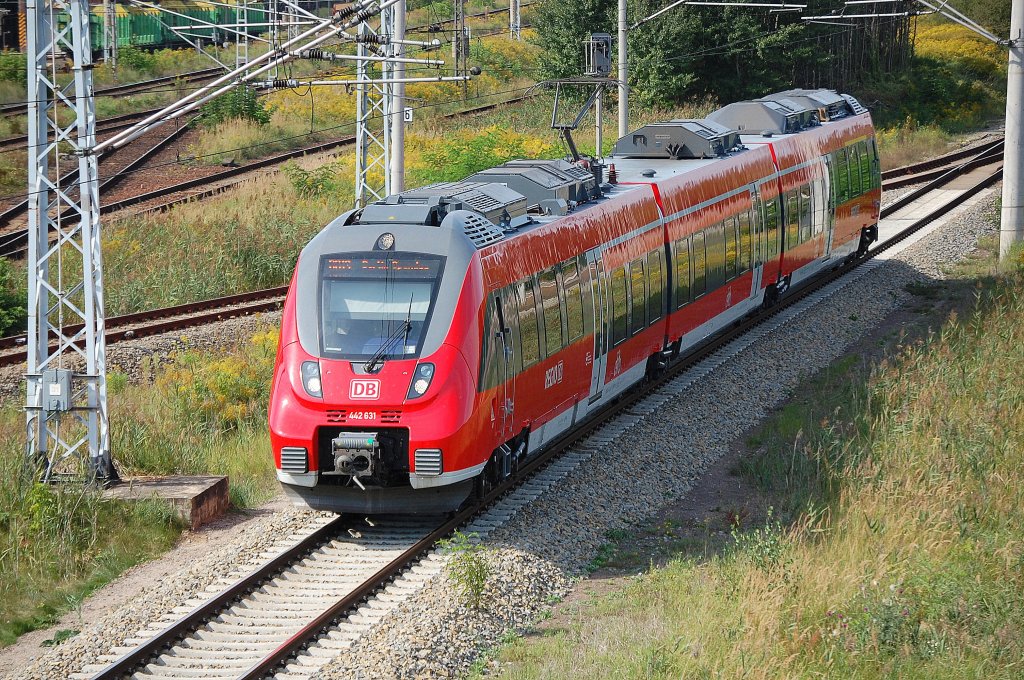 Trotzdem sind inzwischen auch schon viele Talent 2 Triebz�ge im regul�ren Einsatz, auch im Regionalverkehr Berlin/Brandenburg, hier 442 631 als RB13 zwischen Berlin-Spandau und Wustermark hier bei der Einfahrt in Elstal am 10.09.12 
