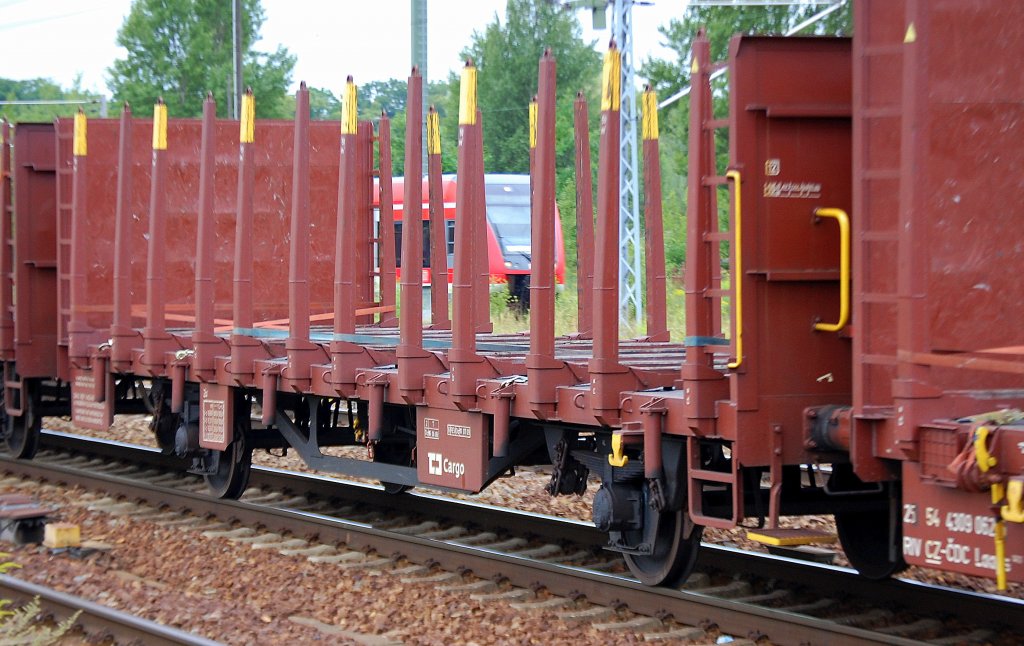 Tschechische Flachwagen mit Rungen vom Typ Laaps 430.8 f�r Holztransporte eingestellt mit der Nr. 25 RIV 54 CZ-CDC 4309 062-6 kurzgekoppelt in einem Ganzzugverband, 12.08.10 Bhf. Flughafen Berlin-Sch�nefeld.