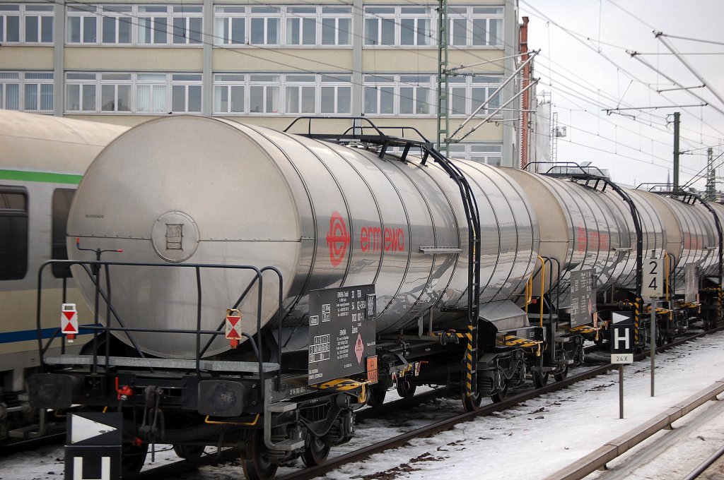 Tschechische Kesselwagen vom Wageneinsteller ermewa, im Bild der Wagen mit der Nr. 33 TEN 54 CZ-ERSA 7832 021-1 Zaens, lt. Gefahrstofftafel (44/2448) f�r Schwefel in geschmolzener Form, 03.01.11 Ganzzug gesichtet S-Bhf. Berlin-Wedding.