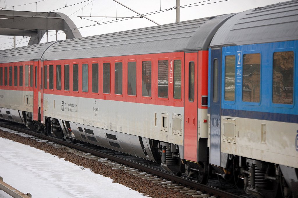 Tschechischer 2. Klasse IC-Wagen eingestellt mit der Nr. CD 73 54 21-91 017-6 Bmz im EC 379 am 04.01.11 Berlin-Pankow.