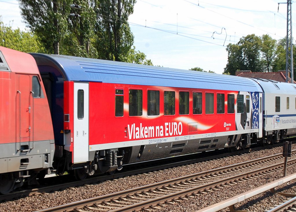 Tschechischer EC-Personenwagen aus der Wagengarnitur des EC 378 mit Werbung f�r die inzwischen beendete Fu�balleuropameisterschaft 2012 mit der Nr. CZ-CD 73 54 10-91 004-7 Ampz 146, 16.07.12 Berlin-Karow.