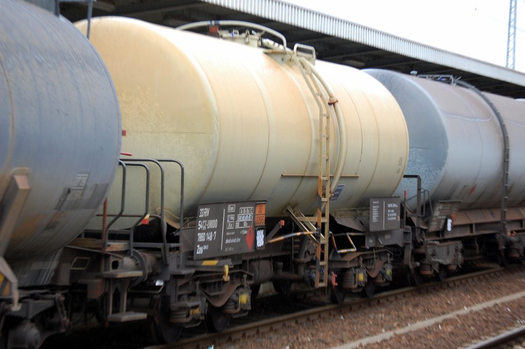 Tschechischer Kesselwagen eingestelltr mit der Nr. 33 RIV 54 CZ-UNIDO 7860 148-7 Zas 114.2 lt. Gefahrstofftafel (30/3295) f�r fl�ssige Kohlenwasserstoffe Gefahrguttransporte, 05.10.08 Bhf. Flughafen Berlin-Sch�nefeld.