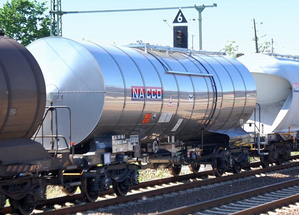 Tschechischer Kesselwagen vom Einsteller NACCO mit der Nr. 33 TEN 54 CZ-NACCO 7931 096-3 Zacens lt Gefahrstofftafel 80/1824 f�r Natriumhydroxidl�sung als Transportgut, 24.05.12 Berlin-Blankenburg.