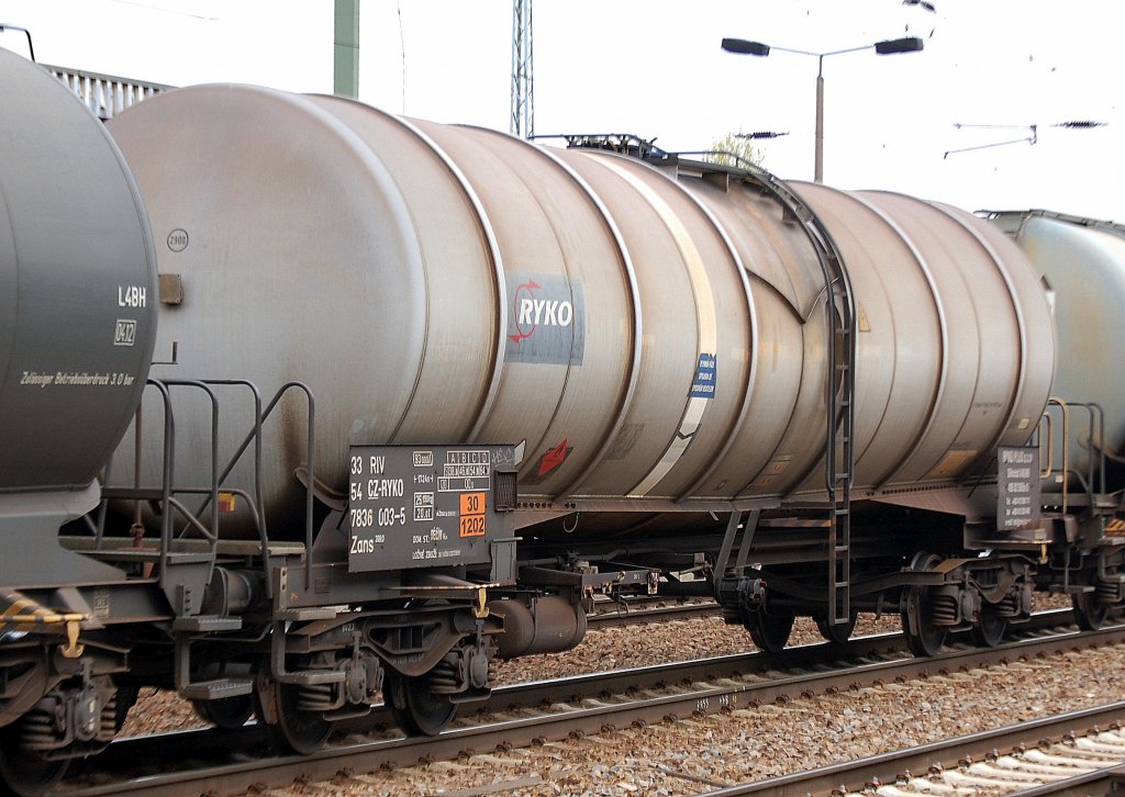 Tschechischer Kesselwagen der Fa. RYKO PLUS s.r.o. eingestellt mit der Nr. 33 RIV 54 CZ-RYKO 7836 003-5 Zans 399.0 DOM ST.: DECIN hl.n. lt. Gefahrstofftafel f�r Dieselkraftstofftransporte, 25.04.12 Bhf. Flughafen Berlin-Sch�nefeld.