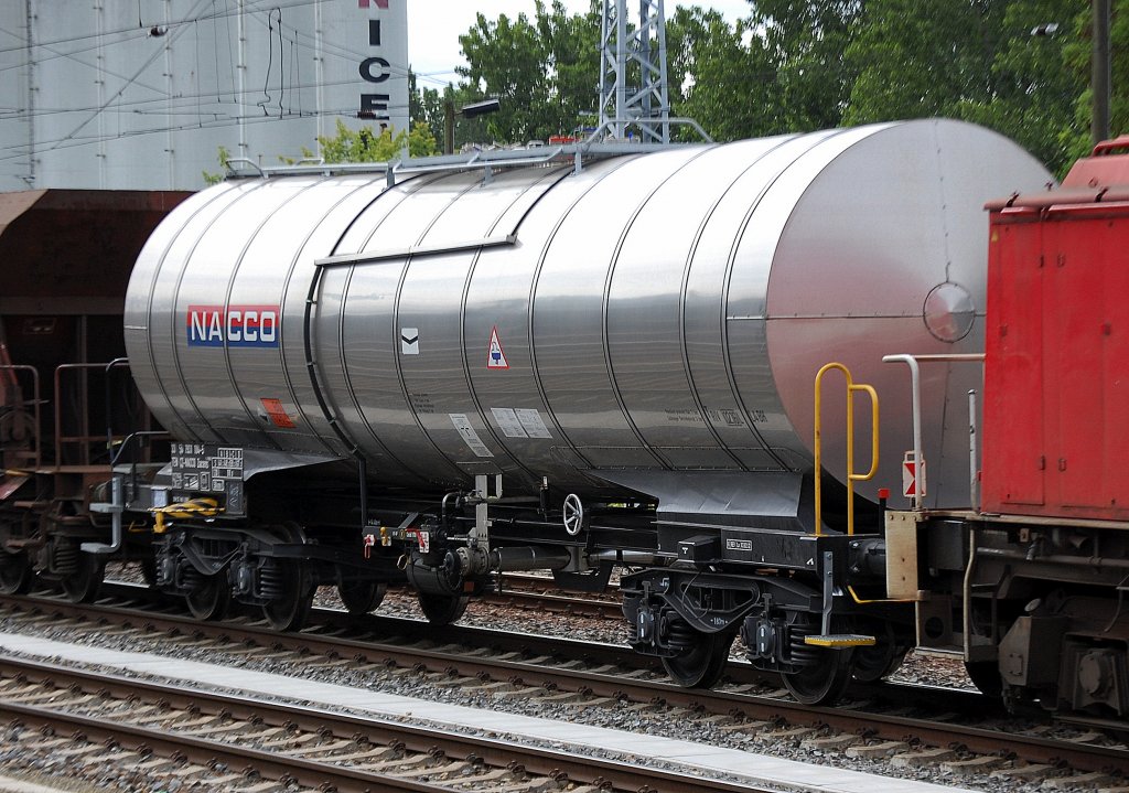 Tschechischer Kesselwagen vom Wageneinsteller NACCO mit der Nr. 33 TEN 54 CZ-NACCO 7931 104-5 Zacens lt. Gefahrstofftafel 80/1824 f�r Natriumhydroxidl�sung-Transporte am 04.06.12 Berlin Greifswalder Str.