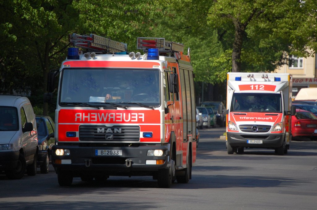 Typische Einsatzsituation bei kleineren Unf�llen in Berlin, ein LHF 16/12 City und dahinter ein MB RTW der Berliner Feuerwehr auf dem Weg zur Einsatzstelle, 25.04.09 Berlin-Pankow.