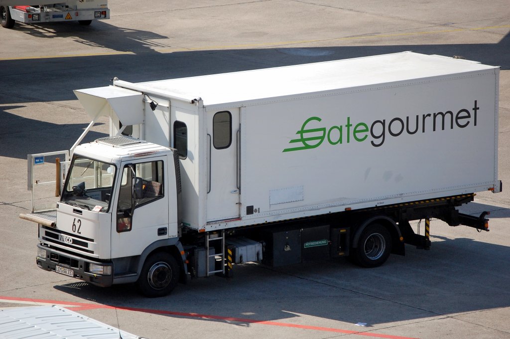 Typischer Catering Lieferwagen (IVECO Typ?) der Fa. Gategourmet, 05.07.08 Flughafen Berlin-Tegel. 