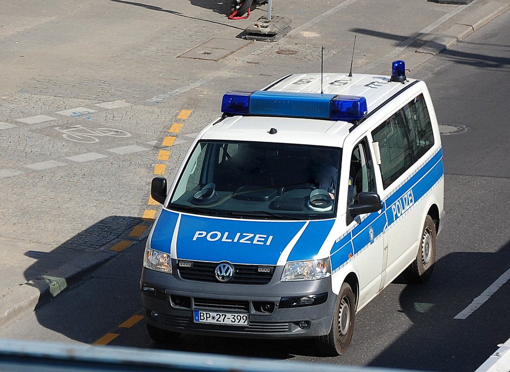 Typischer Gruppenkraftwagen der Bundespolizei, ein VW Transporter T5 Motion am 26.03.12 Berlin Greifswalder Str. 