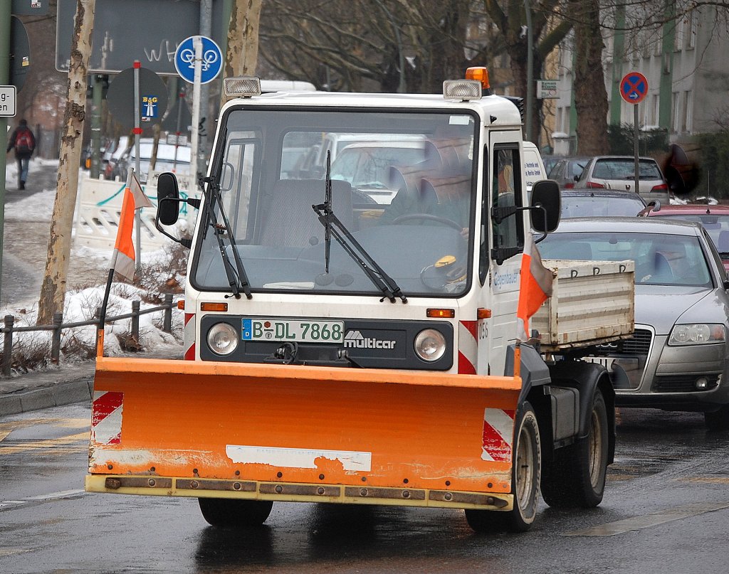 Typischer multicar mit R�umschild im Winterdienst der Fa. Gegenbauer, 19.02.10 Berlin-Pankow.