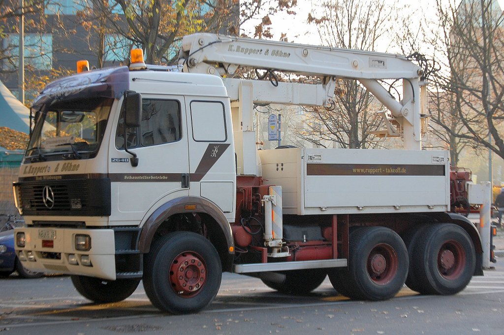 Typischer Schaustellerbetrieb LKW, ein MB 2648 mit EPS Spezial-LKW mit Krantelskopaufsatz der Fa. K.Ruppert & S�hne am Rande des Berliner Weihnachtsrummels Berlin Alexanderplatz, 12.11.11