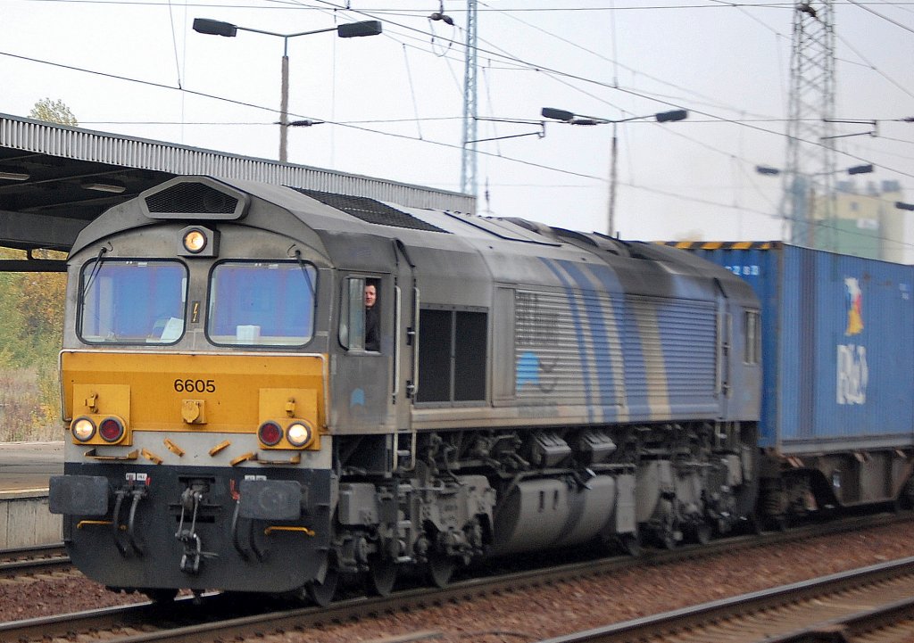 �ber CBRail am ERSR verliehen 6605 (GM-EMD Bj.2002) am 25.10.08 mit Containerzug im Bhf. Flughafen Berlin-Sch�nefeld, 25.10.08