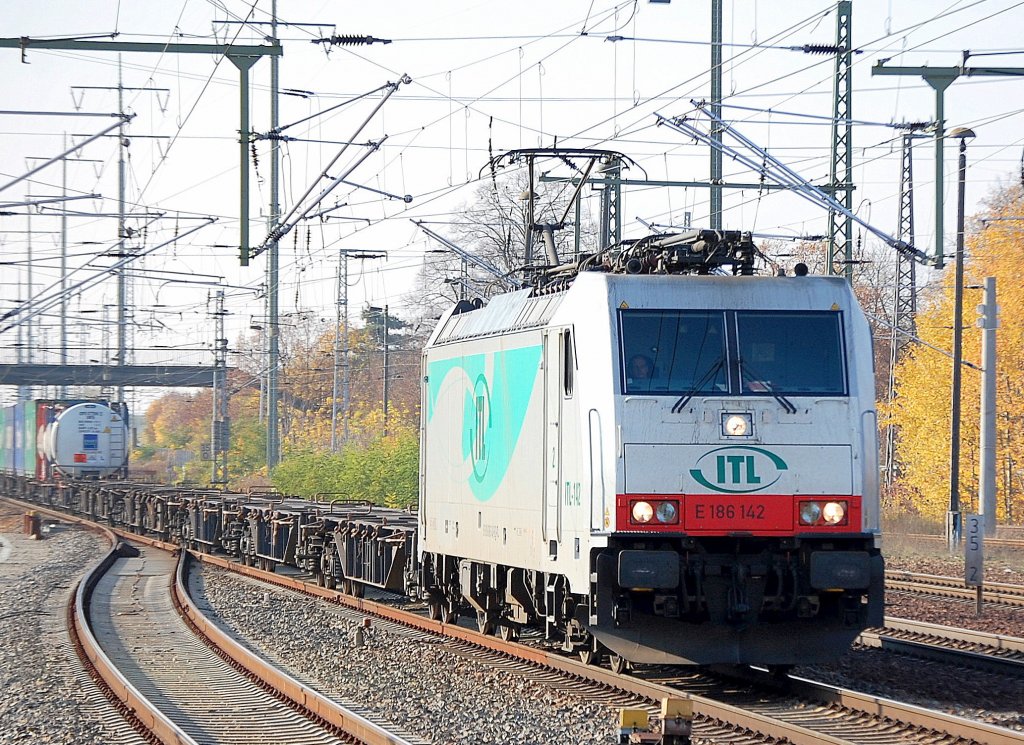 �ber CBRail angemietet von ITL, E 186 142 (91 80 6186 142-6 D-ITL, Bj.2008) mit fast leerem Containerzug bei der Durchfahrt im Bhf. Flughafen Berlin-Sch�nefeld, 31.10.09