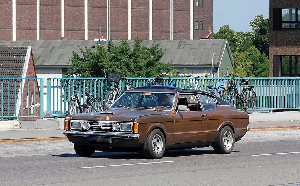 �ber dieses  Fahrzeug bin ich mir noch nicht ganz sicher bei der Typenzuordnung, ich denke mal Mitte 70�r, v�llig falsch lag ich nicht, es ist ein trotz US-amerikanischen �u�erem in Deutschland produzierter FORD Taunus TC Coup� in der Version wie er von 1973-1974 hergestellt wurde, tolles Teil finde ich, 17.06.13 Berlin-Putlitzbr�cke. (Wiederum Danke f�r die Zuordnungshilfe !!!)