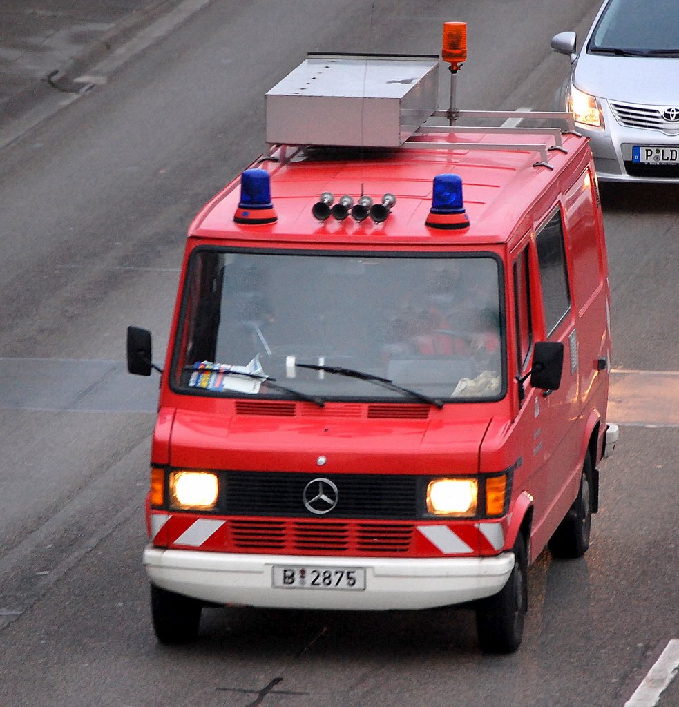 �ber speziell diesen MB Transporter der Berliner Feuerwehr mit diesem Dachaufbau habe ich bisher keine Information finden k�nnen, da das Fahrzeug auch keine Aufschrift tr�gt bleibe ich weiter im Ungewissen, 04.12.09 Berliner Stadtautobahn H�he Knobelsdorffstr.
