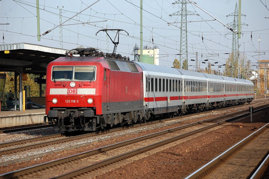 �berraschend fuhr dieser IC? mit 120 119-3 mittags durch den Bhf. Berlin-Sch�nefeld Flughafen, 29.10.10 