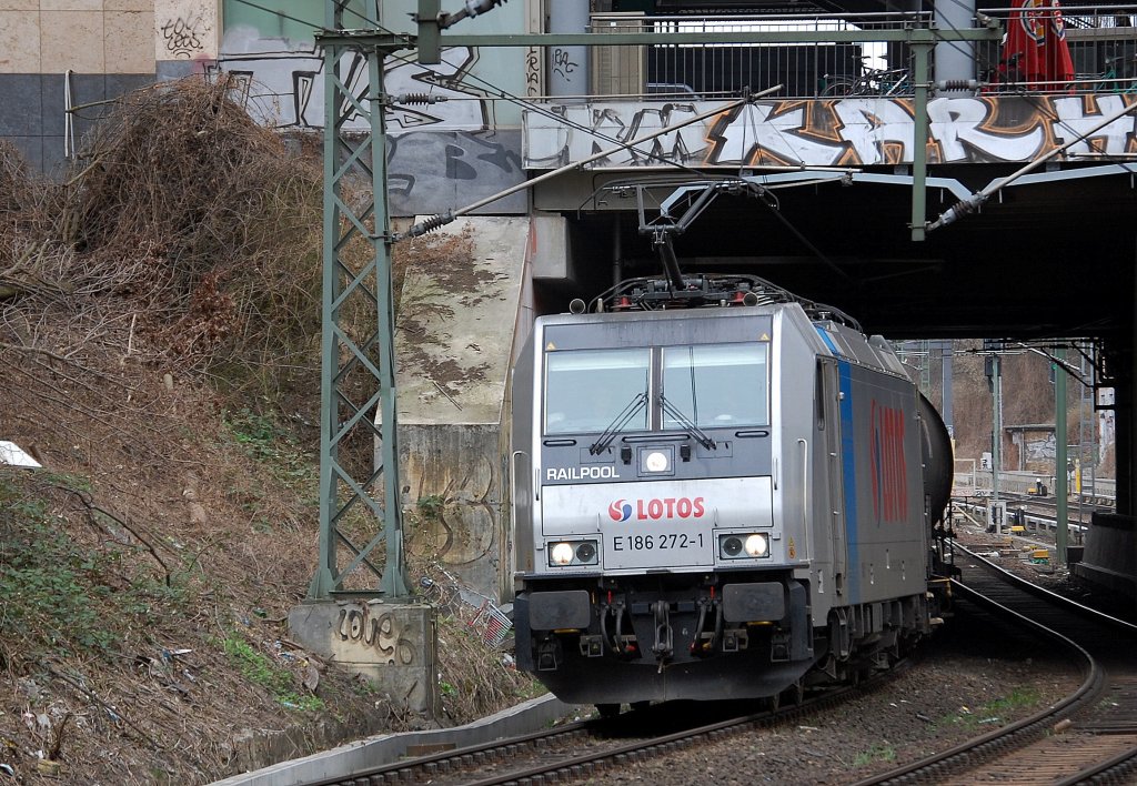�berraschend fuhr Mittags die RAILPOOL Mietlok E186 272-1 der polnischen Fa.LOTOS (91 80 6186 272-1 D-Rpoll) mit Kesselwagenzug �ber den Innenring in Berlin Richtung Berlin-Lichtenberg, 19.04.13 Berlin Stra�enunterf�hrung Sch�nhauser Allee.
