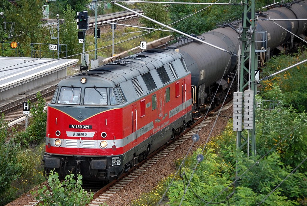 �berraschend fuhr die Uwe Adam Lok Adam 8/V180 321  Sylvia Adam  (LKM Bj.1968) mit einem Ganzzug Heizoelkkesselwagen Richtung Berlin-Spandau, 29.09.10 Berlin-Putlitzbr�cke.