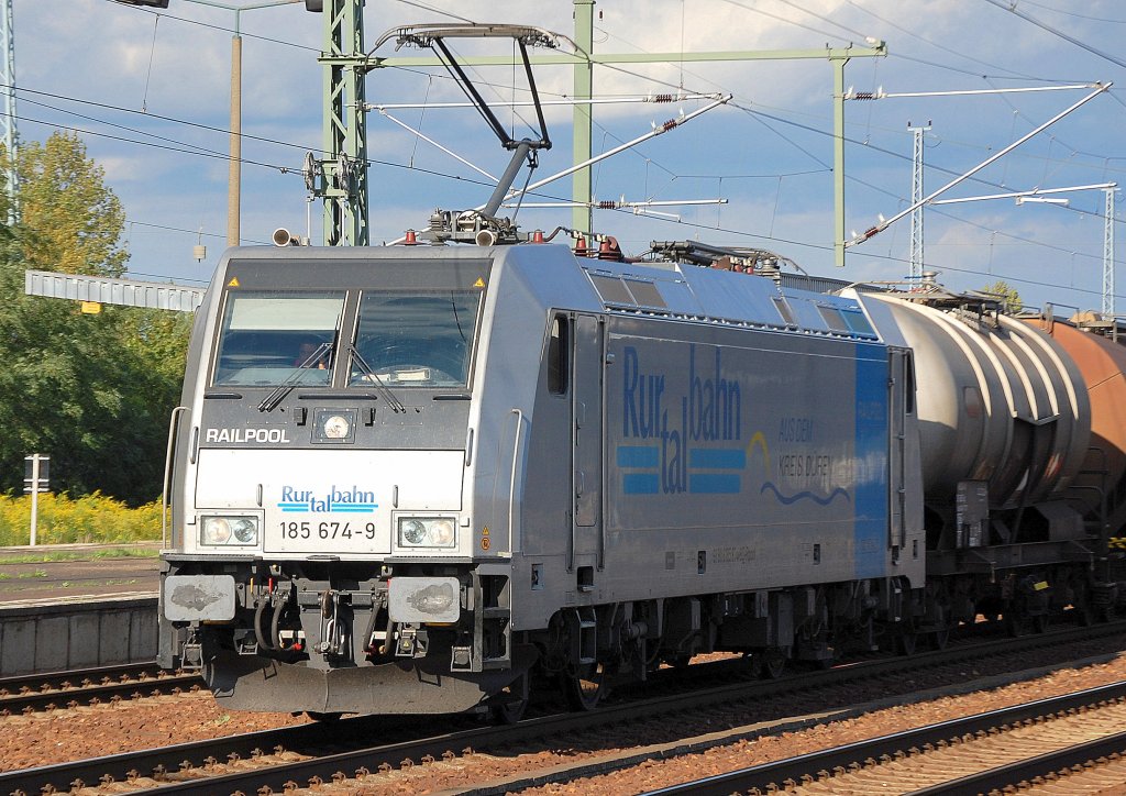 �berraschend hier im Nordosten anzutreffen, Railpool Leasinglok 185 674-9 (91 80 6185 674-9 D-Rpool, Bombardier Bj.2009) der RTB mit einem Ganzzug Kesselwagen f�r Ethylendichlorid-Transport bei der Durchfahrt durch den Bhf. Flughafen Berlin-Sch�nefeld, 16.09.10 