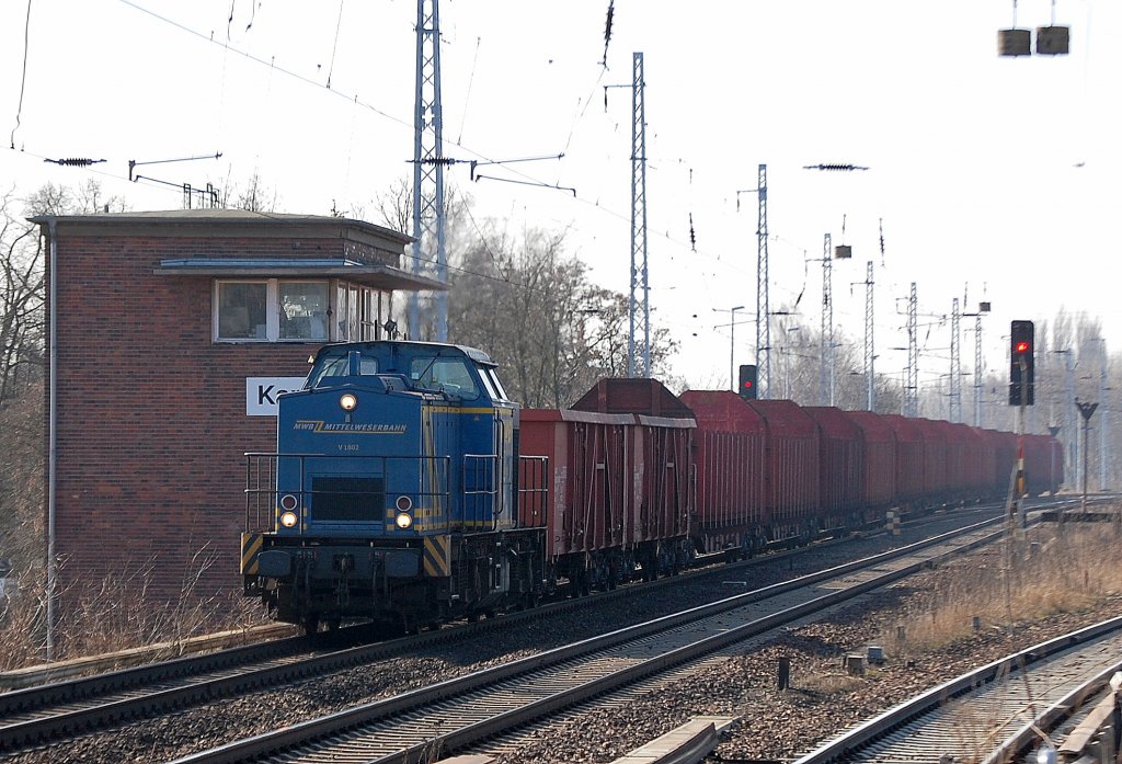 �berraschende G�terzugleistung Berlin Karow, die MWB Lok V 1802 (95 80 1203 107-8 D-MWB) mit G�terzug aus offenen G�terwagen und Drehgestellflachwagen f�r Holztransporte bestehend Richtung Bernau, 05.03.12 Berlin-Karow.