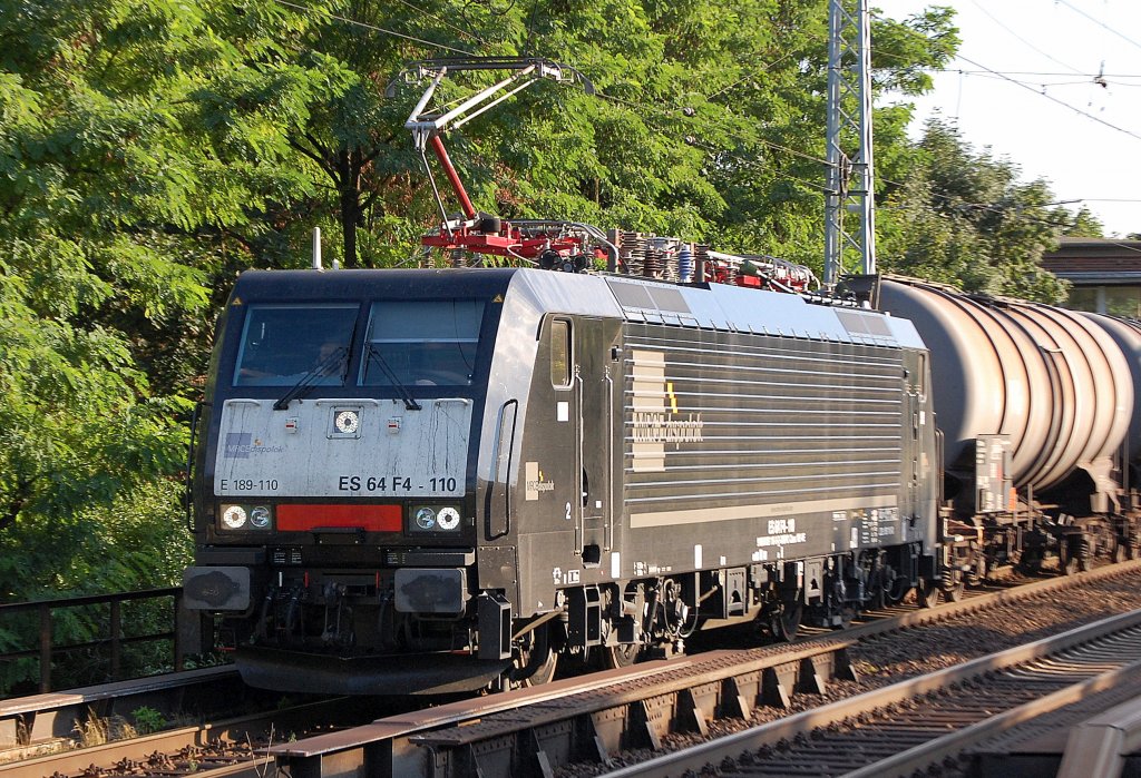 �berraschender Sonntagsfahrer, MRCE Dispolok ES 64 F4-110/E 189-110 (91 80 6189 110-0 D-DISPO, Bj.2009) angemietet von CTL mit Leerzug Kesselwagen Richtung Schwedt �ber Bernau am Abend des 01.08.10