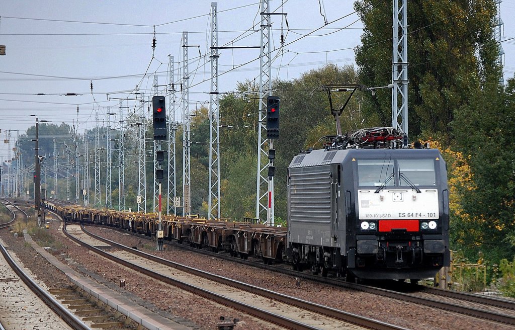 �berraschender Zug in Berlin-Karow, eine MRCE Mietlok ES 64 F4-101 (91 80 6189 101-? D-DISPO I-SAD, Siemens Bj.2009) m�glicherweise von LOCON mit einem Leerzug Containertragwagen Richtung Karower Kreuz Berlin, 12.10.12