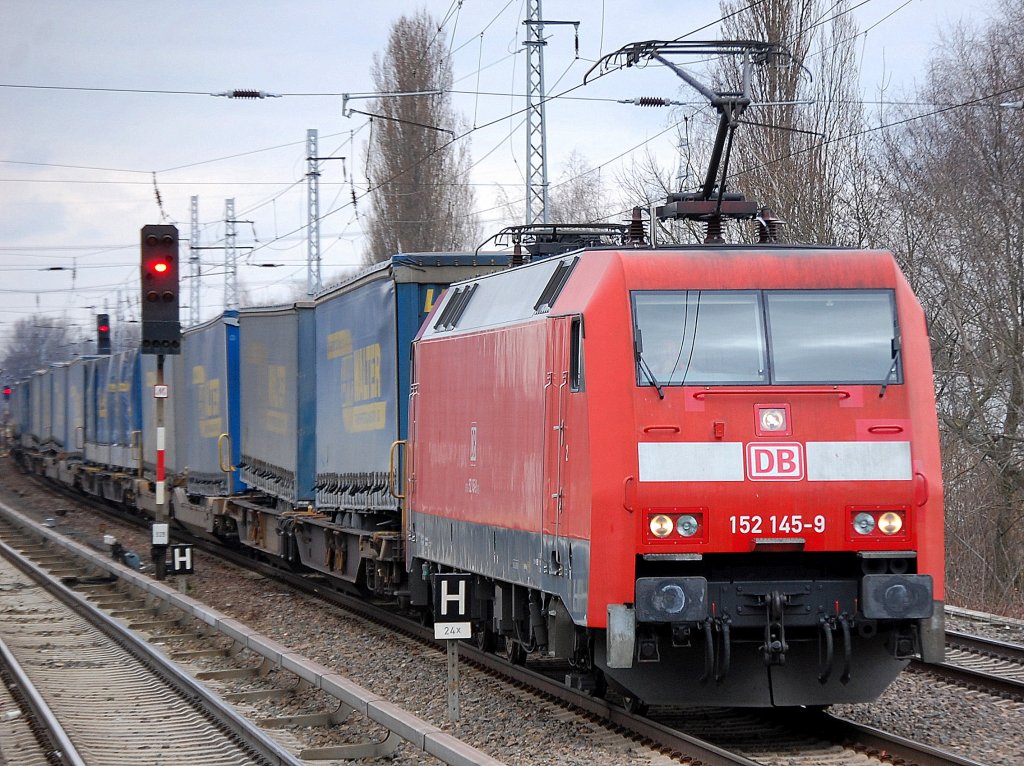 �berraschung an dieser Stelle, die 152 145-9 f�hrt mit einem Ganzzug Taschenwagen mit Aufliegern der bekannten Sped. LKW WALTER Int. Transportorganisation AG Richtung Karower Kreuz Berlin und biegt Richtung S�den ab, 28.03.11