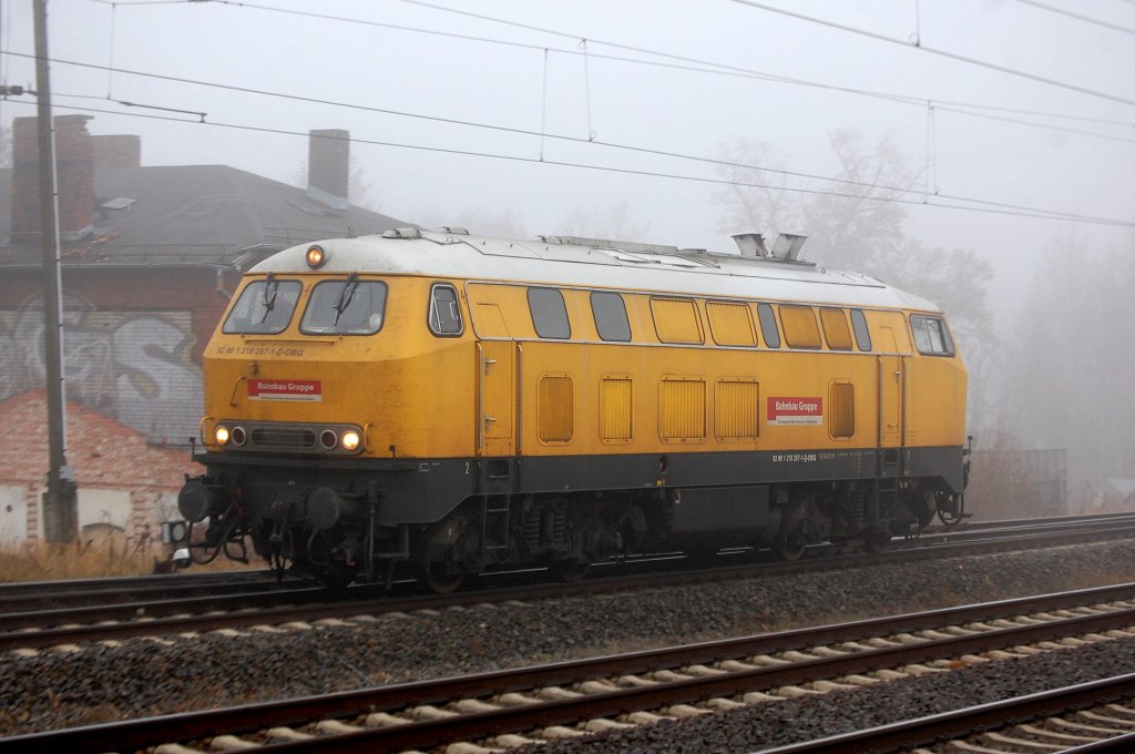 �berraschungan diesem nebligen Tag, die 92 80 1 218 287-1 D-DBG, eine Lok der DB Bahnbau Gruppe die ich in Berlin bisher das erste Mal sehe holt den seit einigen Tagen in Berlin-Blankenburg abgestellten UNIMAT Sprinter der DB Netz Instandhaltung ab, 23.11.11 