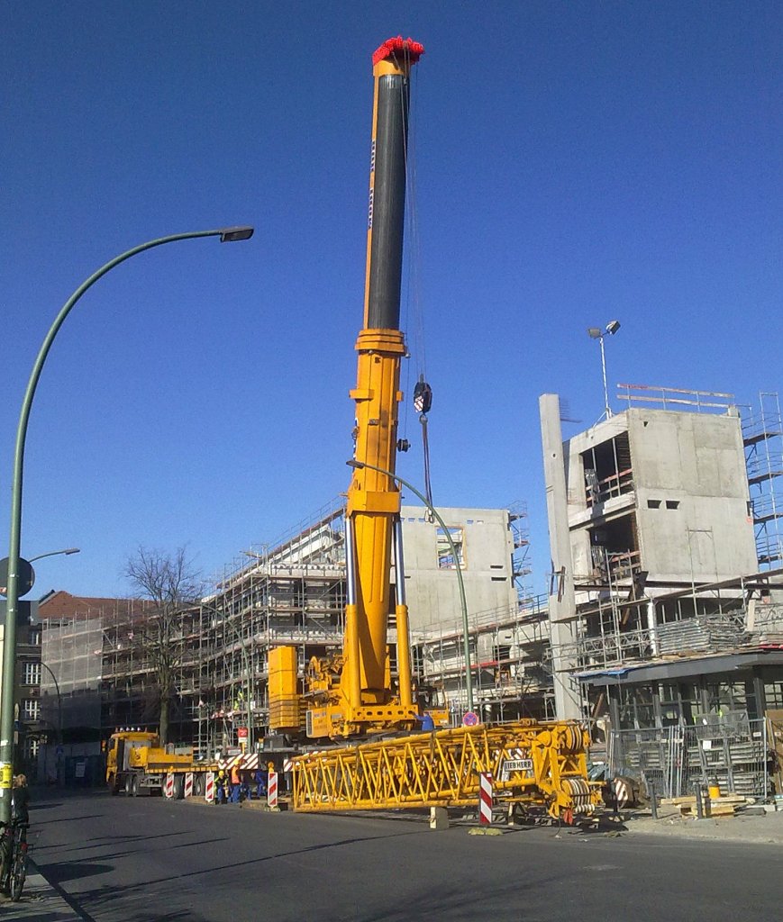 Um diesen gewaltigen Fahzeugkran in der Gesamtheit zu zeigen muss man schon sich etwas entfernen, der LIEBHERR LTM 1500 der Fa. MOBI-HUB am 26.03.12 Berlin-Pankow. 