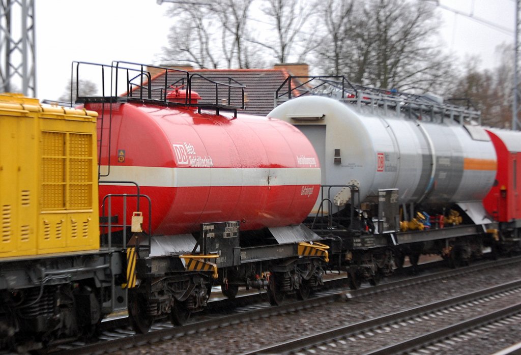 Um Feuerwehrleuten vor Ort die Spezialit�ten bei Bahnunf�llen mit Kesselwagen und deren G�terinhalten (fl�ssige und gasf�rmige, brennbare, explosive u. �tzende usw.) zu vermitteln und die verschiedenen Schadstellen + Ventile und �ffnungen bei Kesselwagentypen n�herzubringen wurde der Ausbildungszug Gefahrgut geschaffen (von der DR �bernommen) von der DB Notfallhilfe. Im Bild der Leckagewagen des Zuges ein ex Zas Kesselwagen eingestellt mit der Nr. 80 80 973 6 003-2 und dahinter der Armaturenwagen, ein ex Zaggks mit der Nr. 80 80 973 6 002-4 und dahinter ncht im Bild der rote Unterrichtswagen (60 80 99-03 000-9) des Ausbildungszuges Gefahrgut, 02.01.12 Berlin-Karow.  