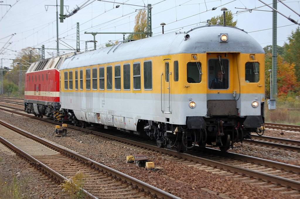 Um Geld in die Vereinskasse zu bekommen �bernimmt die 119 158-4 der Dampflokfeunde Berlin auch offizielle Aufgaben, im Moment ist sie mit einem DB-Steuermesswagen (63 80 99-92 014-9 Dienst mzf 36) im Einsatz auf ausgew�hlten Berliner S-Bahnstrecken, hier bei Anfahrt Richtung Berlin-Sch�neweide �ber Bhf. Berlin-Sch�efeld Flughafen, 06.10.10  