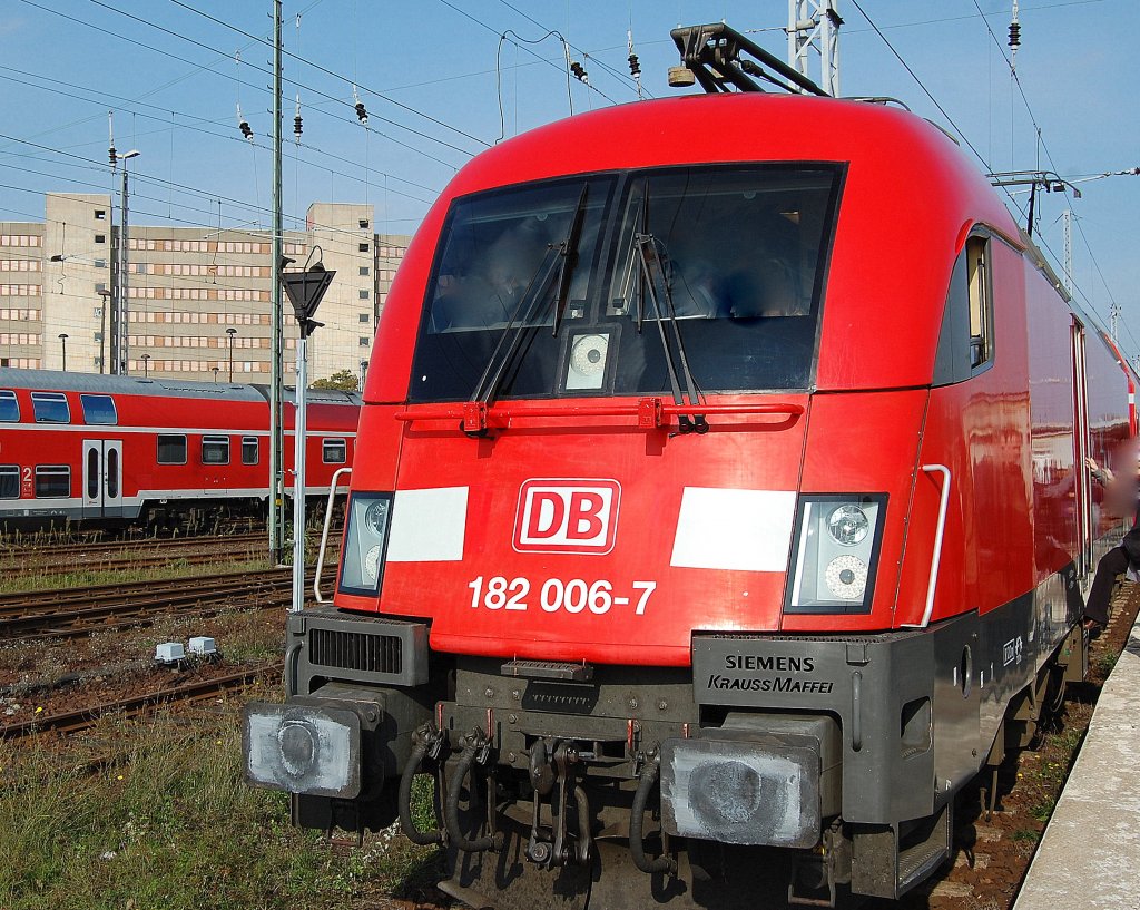 Um nicht den Menschenandrang mit auf dem Bild zu betrachten habe ich meinen erstes Bild von einem DB eigenen Taurus formativ beschnitten, die Lok 182 006-7 (9180 6 182 006-7 - D-DB), da musste ich nun erst zum Bahnhofsfest um endlich mal ne DB 182�r abzulichten, gesichtet hatte ich zwar schon hier und da eine im Regionlaverkehr, aber nie eine Kamera zur Hand, 03.10.10 Bahnhofsfest Berlin-Lichtenberg.  