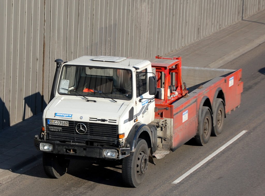Umgebauter MB UNIMOG 1800 T der Fa.meyer mit verl�ngerter Ladefl�che beim Transport eines kleinen Gabelstaplers, Berlin Stadtautobahn H�he Kaiserdamm 03.04.09