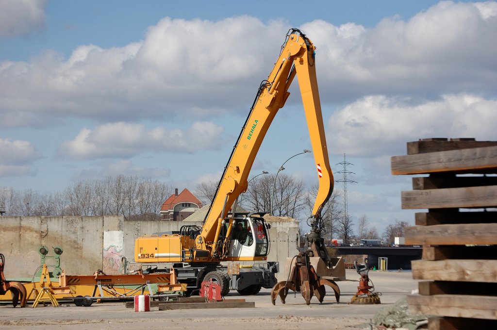 Umschlagbagger der BEHALA im Berliner Westhafen, ein LIEBHERR 934, 20.03.09