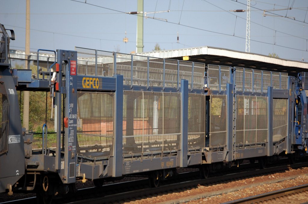 Unbeladene Autotransportwagen-Einheit vom Logistiker GEFCO eingestellt in Frankreich mit der Nr. 24 RIV 87 F 436 3 848-3(P) Laaers, 11.10.08  Bhf. Flughafen Berlin-Sch�nefeld.