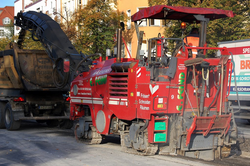 Und von der anderen Seite aus abgelichtet, die Asphaltfr�se WIRTGEN W 1000 F der Fa. E.FEIND am 09.10.09 Berlin-Kaiserdamm.