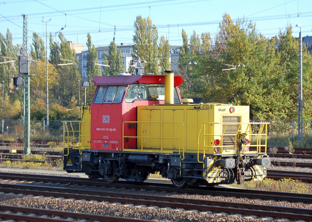 Und auch diesen Samstag kurz nach 14:00 ist die DB 352 102-8 (9880 3352 102-8D-KIEL) wieder mitten in der Stadt Richtung Berlin-Li9chtenberg unterwegs, 23.10.10 Berlin-Beusselstr.  