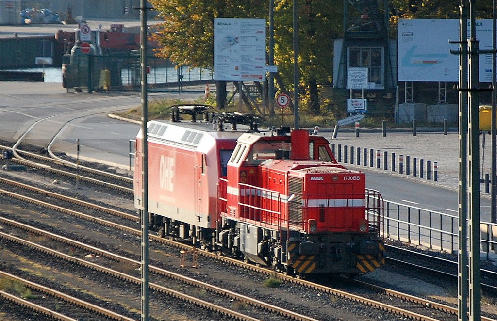 Und auch das die OHE 145-CL 015 und eine MaK 1700BB von ? �ber das Wochenende im Berliner Westhafen still stehen ist eigentlich nicht �blich, 21.10.11 