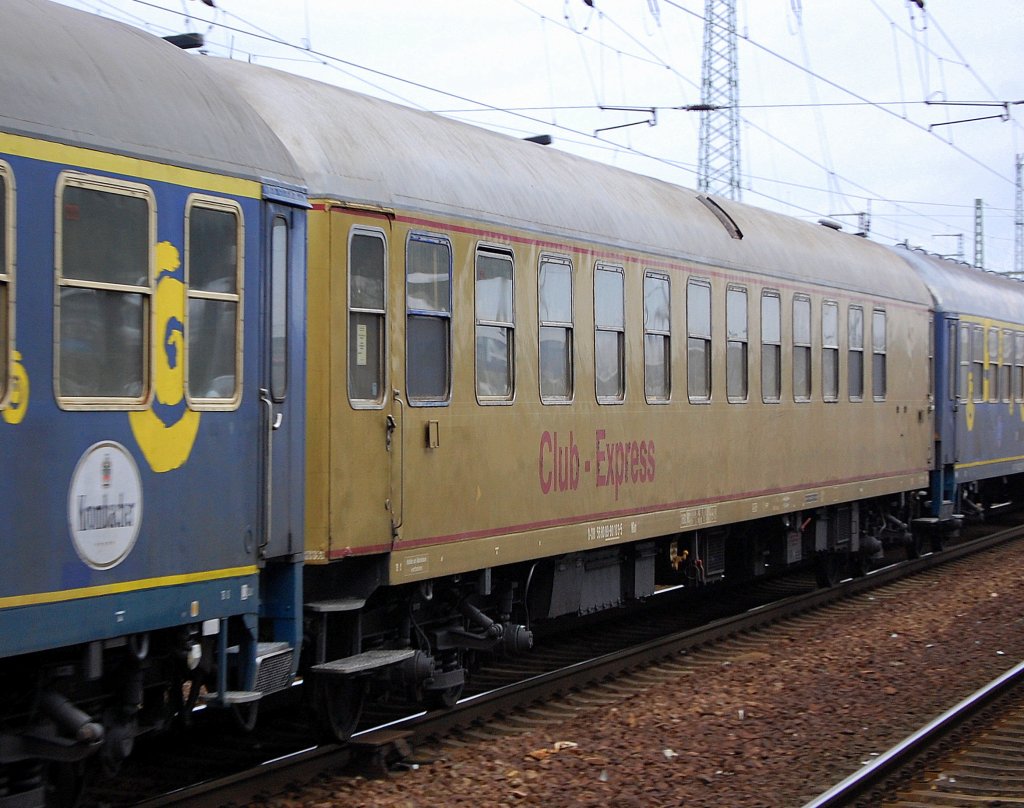 Und dann noch dieser auff�llige gelbne Personenwagen mit der Aufschrift Club-Express in dem EUROTRAIN Sonderzug am 12.01.12 im Bhf. Flughafen Berlin-Sch�nefeld. Auch zu diesem Wagen fehlen mir Hintergrundinformationen. 