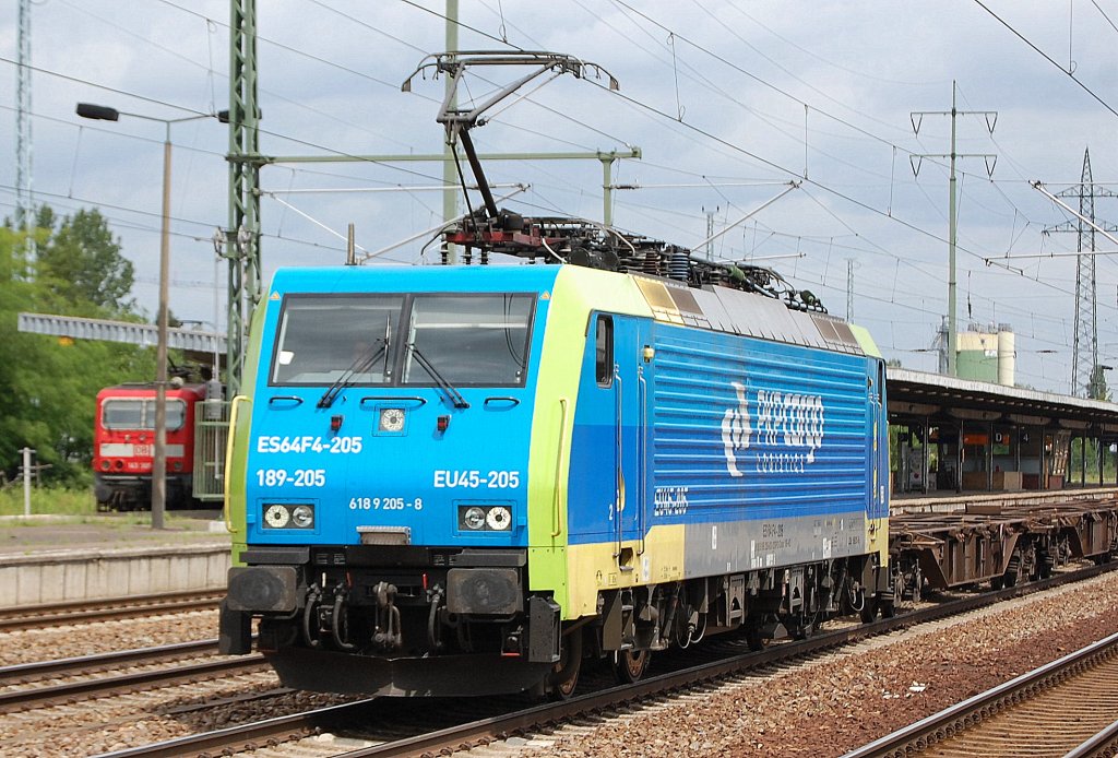 Und hier noch mal, die ES64F4-205/EU45-205 6 189 205-8 der PKP-Cargo von MRCE angemietet mit Containerzug, eine Wohltat f�r das Auge wenn eine 189�r mal nicht mehr rot oder schwarz ist, 14.06.12 Bhf. Flughafen Berlin-Sch�nefeld.